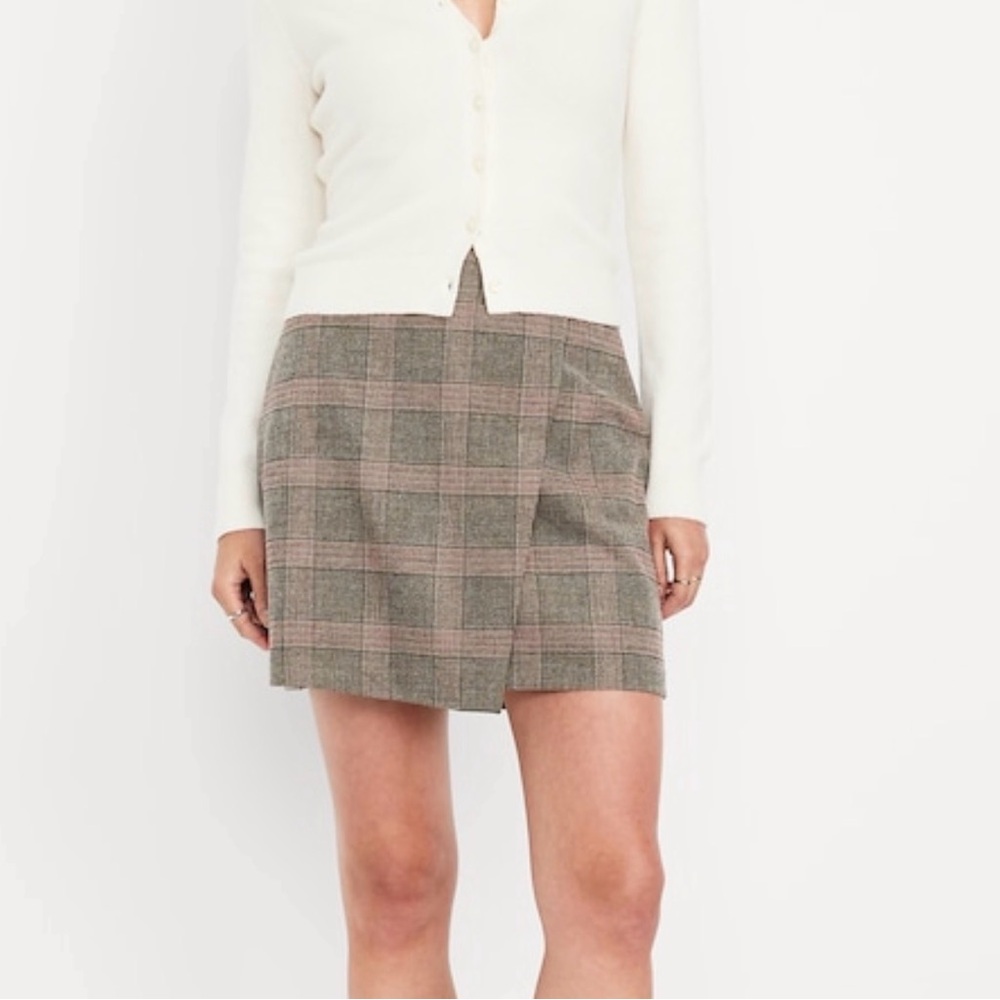Old Navy High-Waisted Wrap-Front Patterned Mini Skirt in Gray Plaid